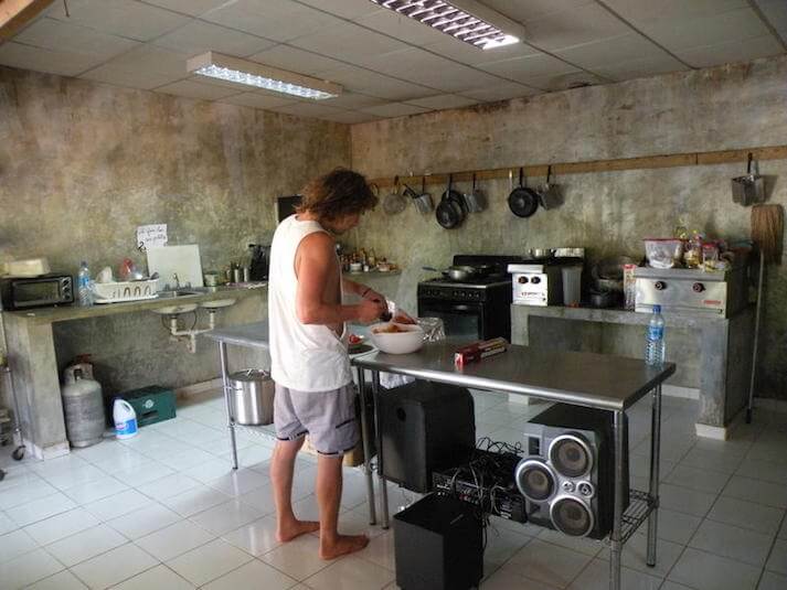 hostel villa vento surf Panama city kitchen